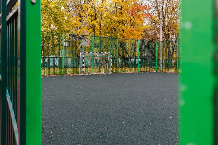 Спортивная площадка средней школы №13 в Королеве после капитального ремонта