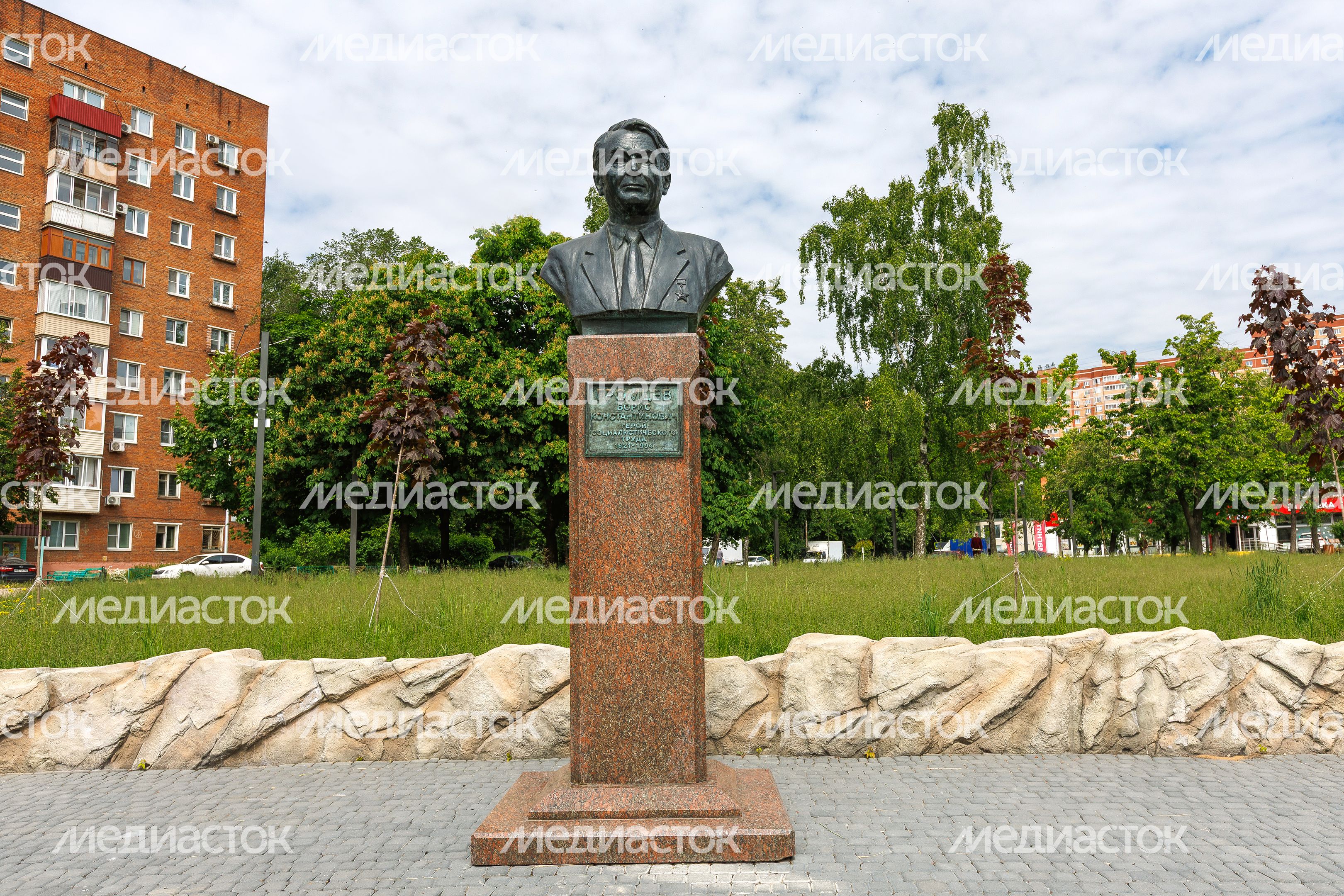 Летние виды сквера им. Б.К. Громцева в городе Дзержинский округа Люберцы. Бюст Бориса Константиновича Громцева Летние виды сквера им. Б.К. Громцева в городе Дзержинский округа Люберцы. Бюст Бориса Константиновича Громцева