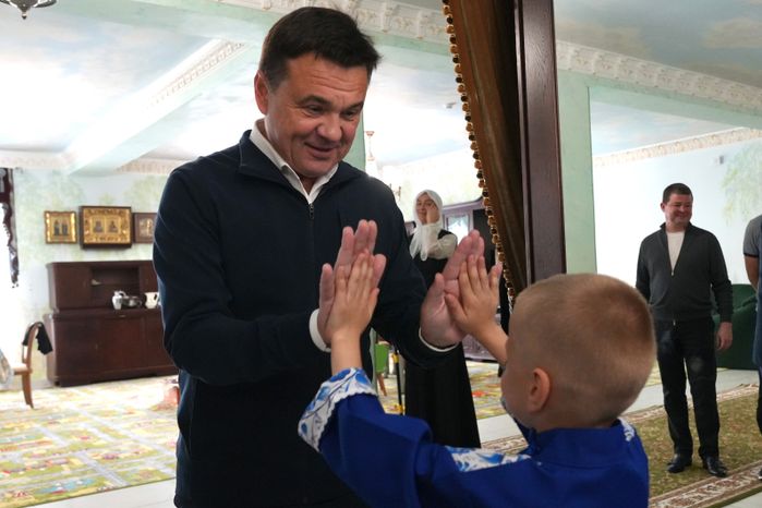 Андрей Воробьев поздравил настоятельницу и воспитанниц Покровского женского монастыря