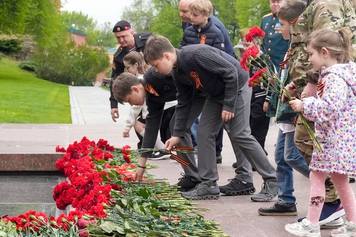 Участники специальной военной операции с детьми возложили цветы к Могиле Неизвестного Солдата
