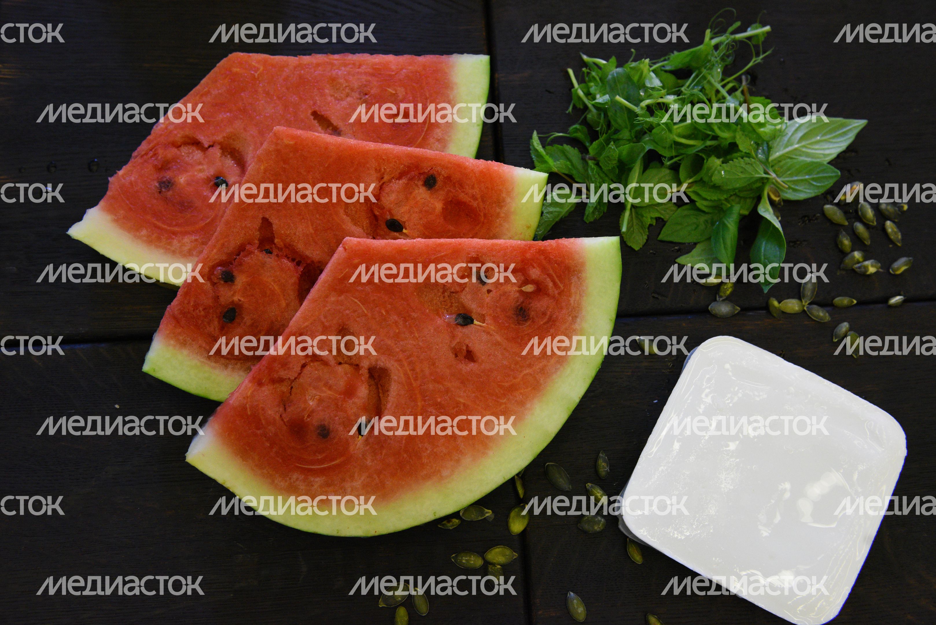 Приготовление закуски из арбуза с сыром фета