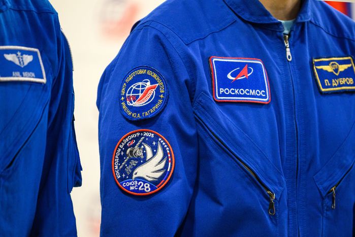 Тренировка дублирующего экипажа космонавтов МКС-74 на тренажере МКС в Звездном городке