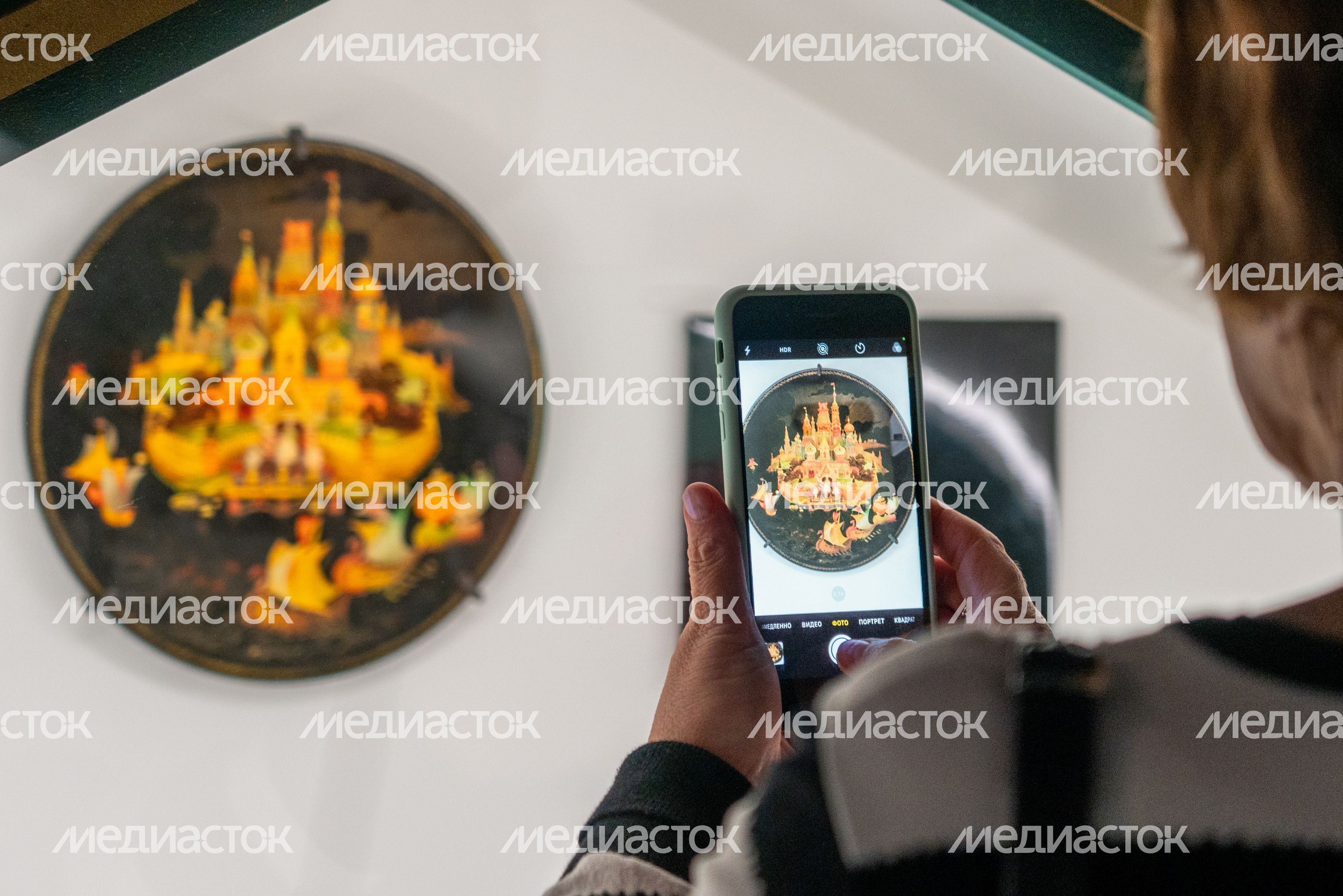 Федоскинская лаковая миниатюра живописи на выставке «Федоскино: где живет душа» в музее «Новый Иерусалим» города Истра Федоскинская лаковая миниатюра живописи на выставке «Федоскино: где живет душа» в музее «Новый Иерусалим» города Истра