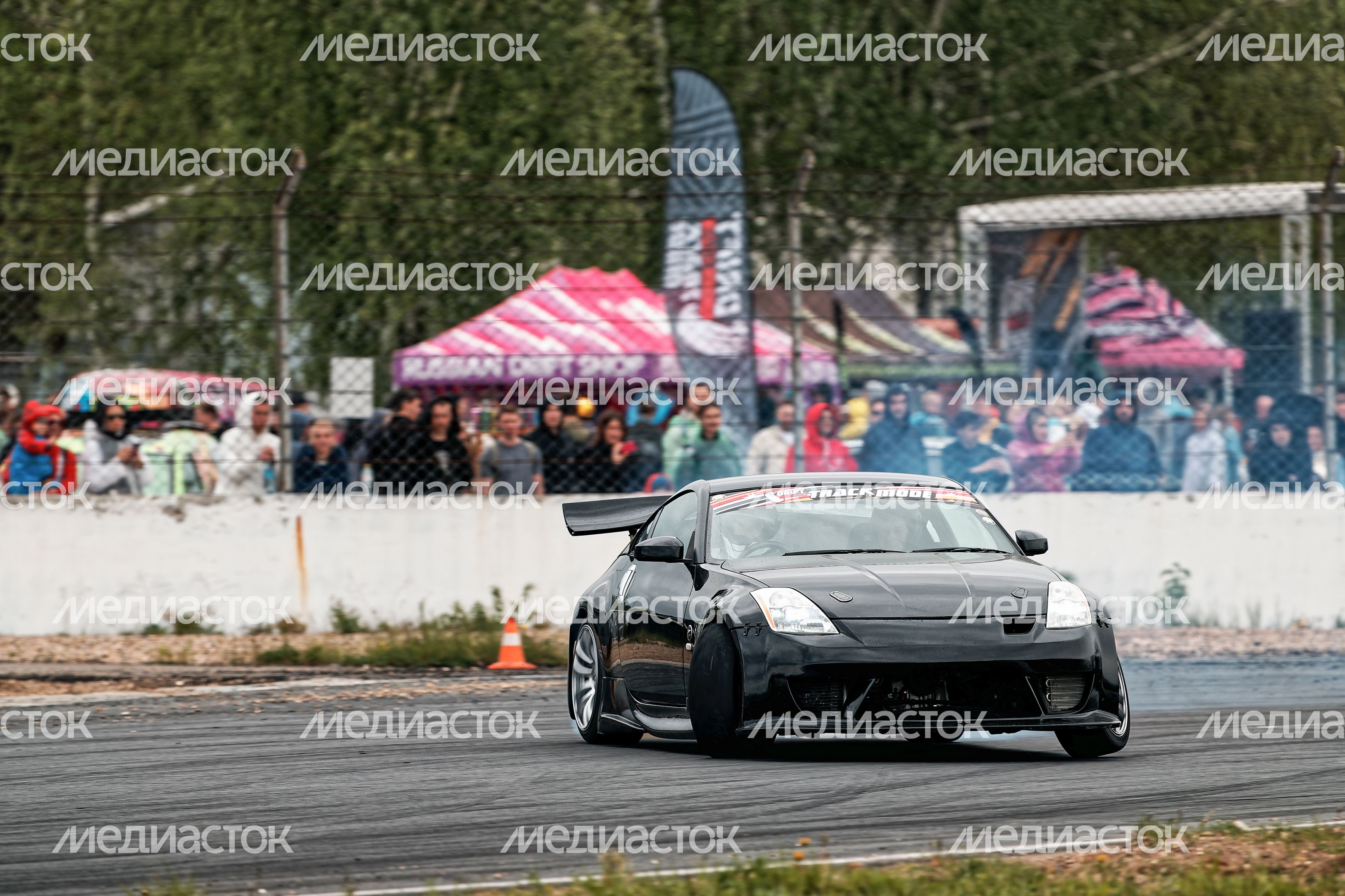 Гонка автомобилей на дрифт-фестивале скорости и драйва Drift Expo Track Mode 2025 Гонка автомобилей на дрифт-фестивале скорости и драйва Drift Expo Track Mode 2025