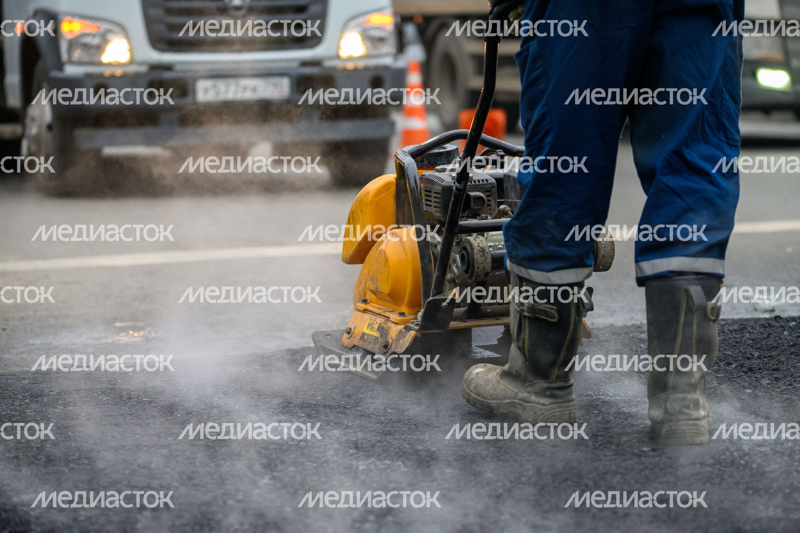 Рабочие Мособлводоканала укладывают асфальт в Орехово-Зуево после ремонта водопровода