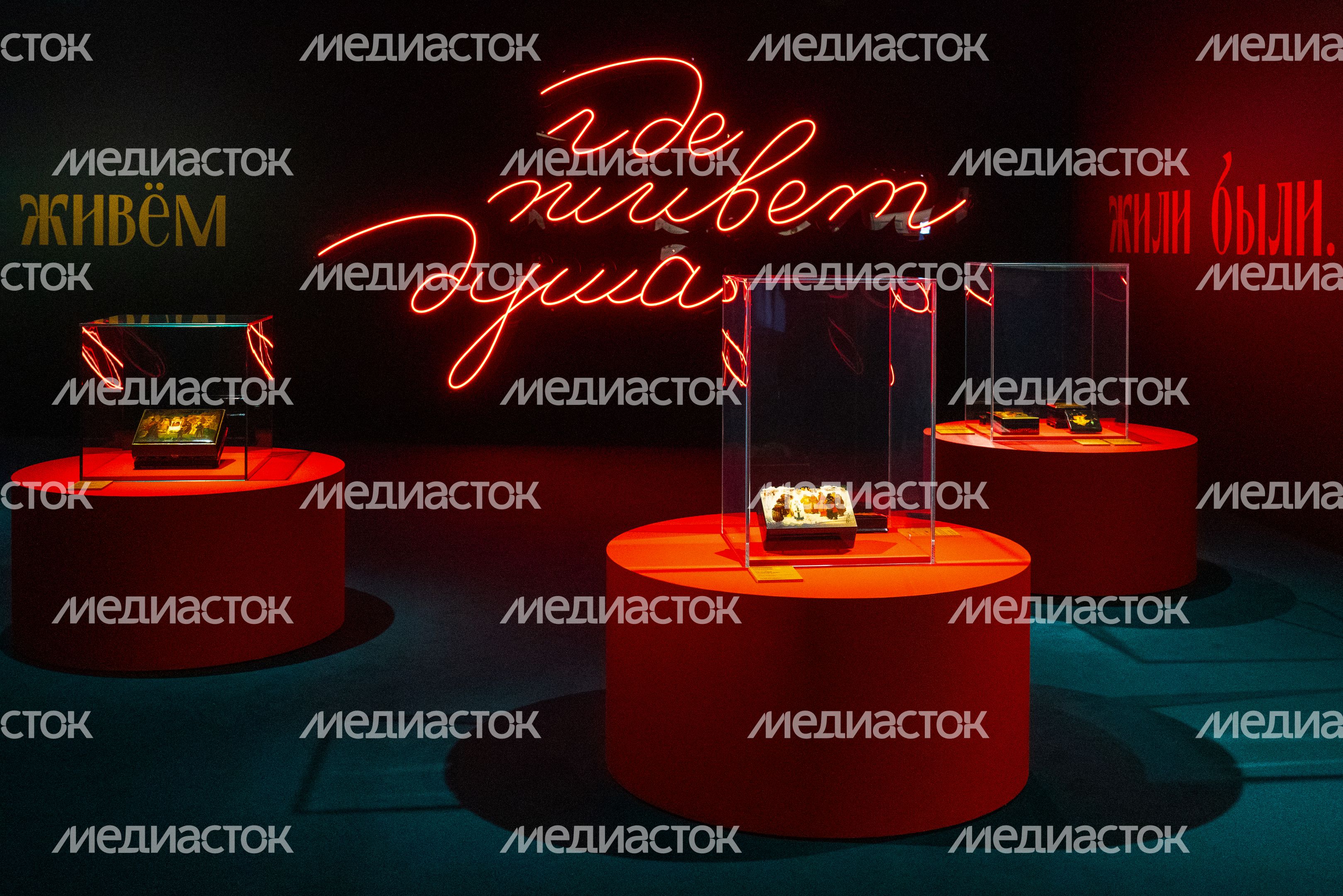 Федоскинская лаковая миниатюра живописи на выставке «Федоскино: где живет душа» в музее «Новый Иерусалим» города Истра