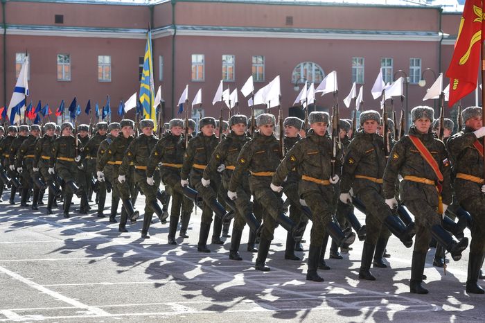 Подготовка военнослужащих отдельного комендантского Преображенского полка к военному параду на Красной площади