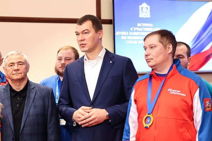 Михаил Дегтярев поздравил команду по следж-хоккею «Гвардия» с победой