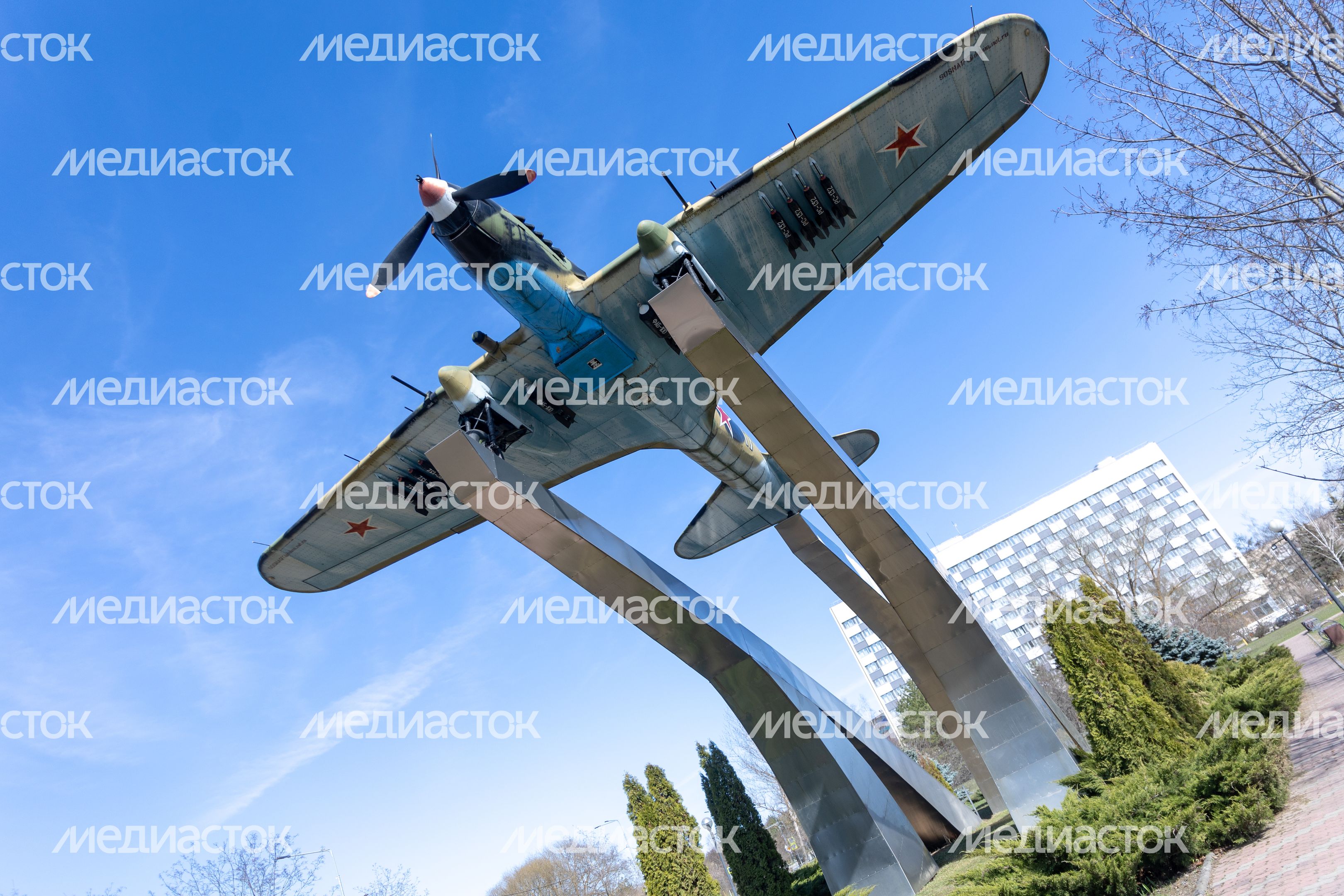 Памятник самолету Ил-2 Памятник самолету Ил-2