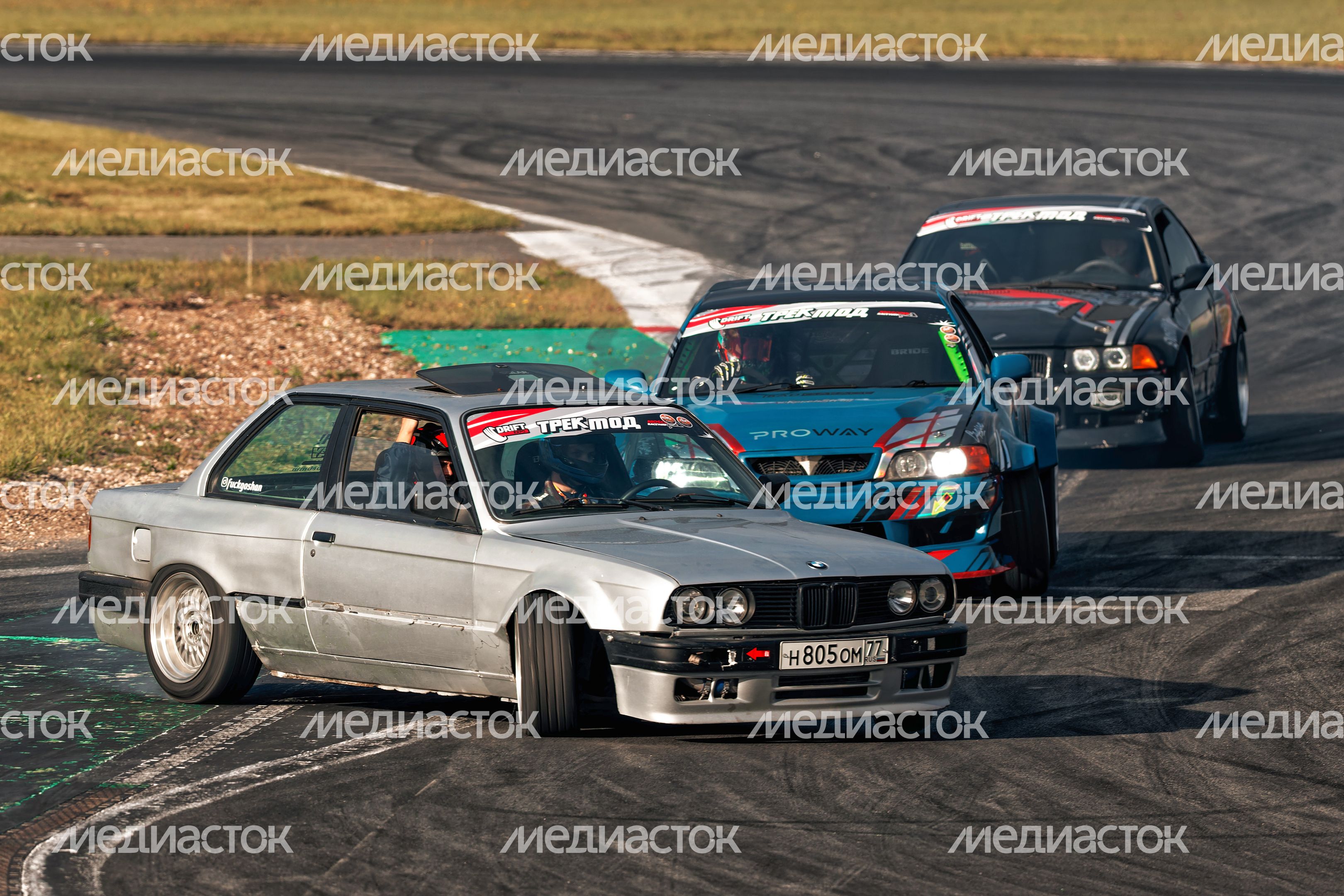 Дрифт-гонка автомобилей по автодрому Moscow Raceway на фестивале «Дрифт Экспо» в Волоколамске