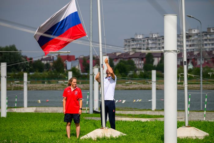 Поднятие флага на соревнованиях по гребному слалому Летней спартакиады молодежи в поселке Богородское