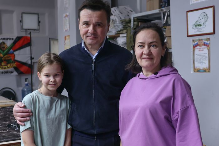 Андрей Воробьев посетил мастерскую волонтерского объединения «Zамаскируем СВОих»