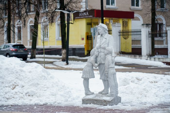 Скульптура памяти трудовым подвигам женщин и детей в Электростали