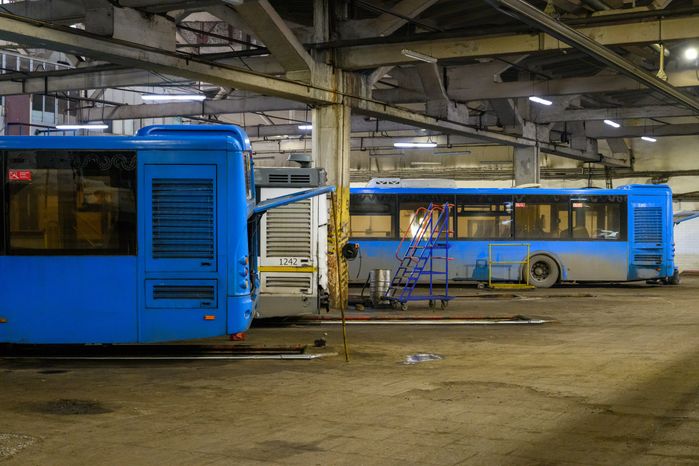 Автомеханик проводит технический осмотр автобуса перед отправлением в рейс