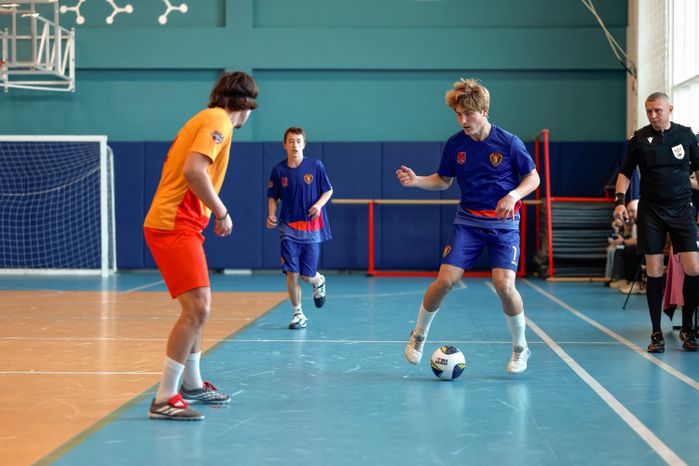 Медиаматч по футболу между школьниками ЦО №1 и сборной журналистов на открытии сезона школьной футбольной лиги 2026/27