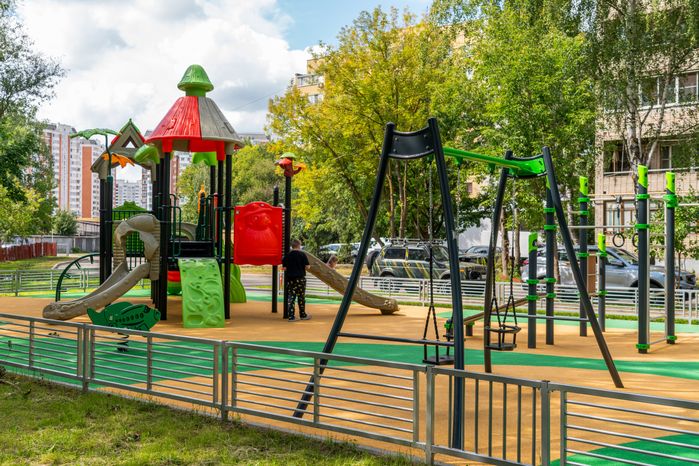 Новая дворовая игровая площадка на улице Мирной, 25 в Лобне