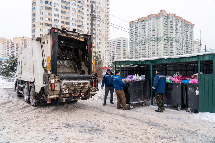 Работа мусоровозов зимой в Красногорске