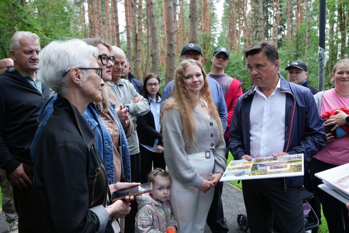 Андрей Воробьев проверил ход благоустройства лесопарка "Массовка" в Дедовске