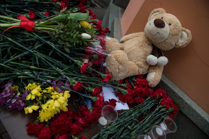 Москвичи несут цветы в знак скорби по погибшим в авиакатастрофе в Ростове-на-Дону