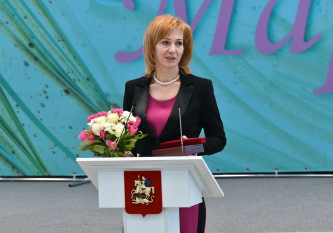 Вручение наград женщинам на торжестве в честь 8 Марта
