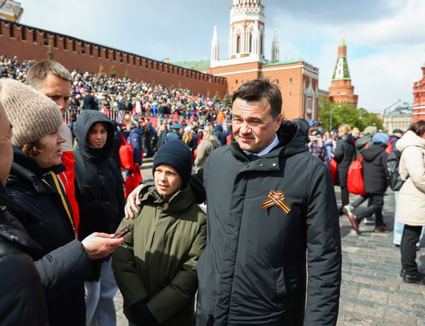 Андрей Воробьев вместе со своими детьми и семьей Героя России посетил Парад Победы
