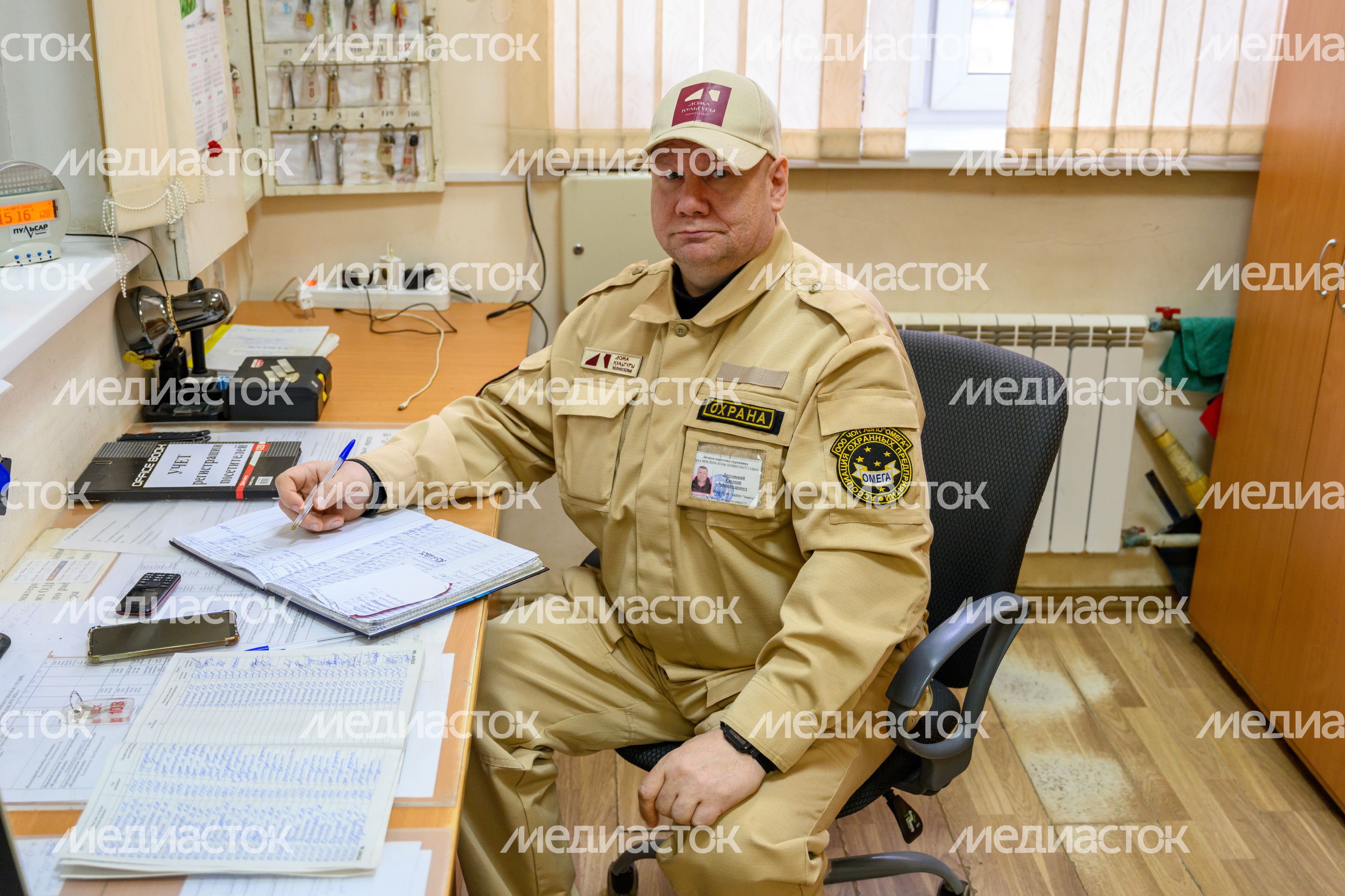 Сотрудник Образовательно-досугового центра «Октябрь» в Сергиевом Посаде в брендированной одежде Сотрудник Образовательно-досугового центра «Октябрь» в Сергиевом Посаде в брендированной одежде