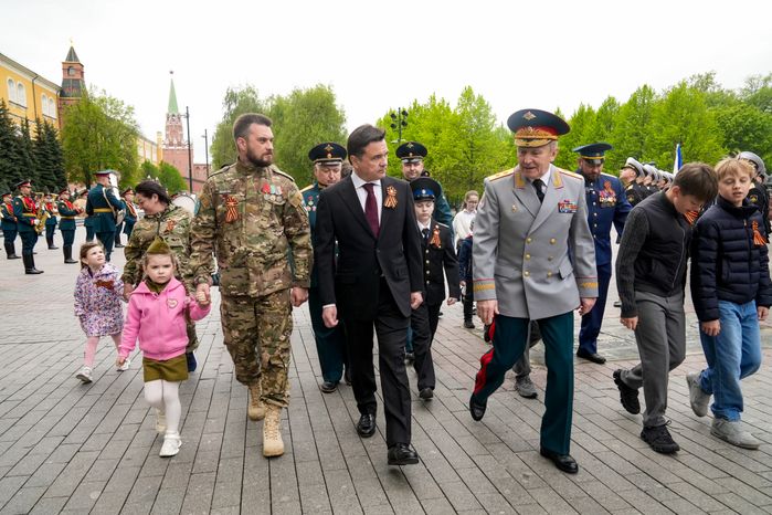 Андрей Воробьев вместе с героями СВО и детьми возложил цветы к Вечному огню у стен Кремля