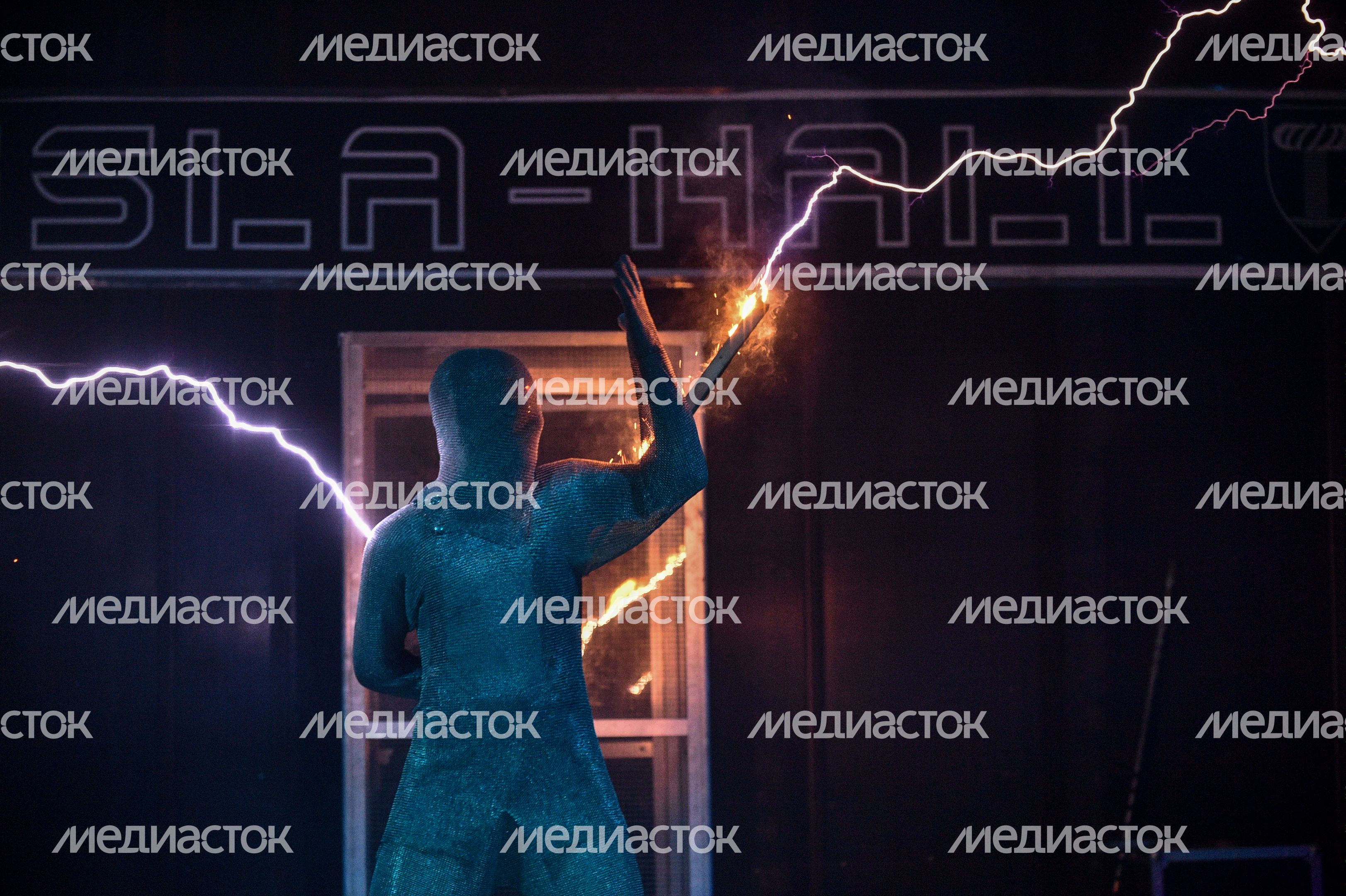 Тесла-шоу в Научно-развлекательном центре «Тесла-Холл» в Москве Тесла-шоу в Научно-развлекательном центре «Тесла-Холл» в Москве