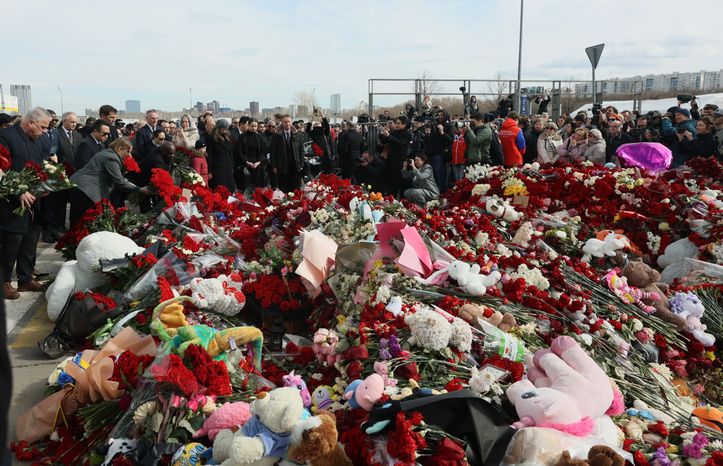 Главы и сотрудники дипмиссий возложили цветы к мемориалу у «Крокус Сити Холла»