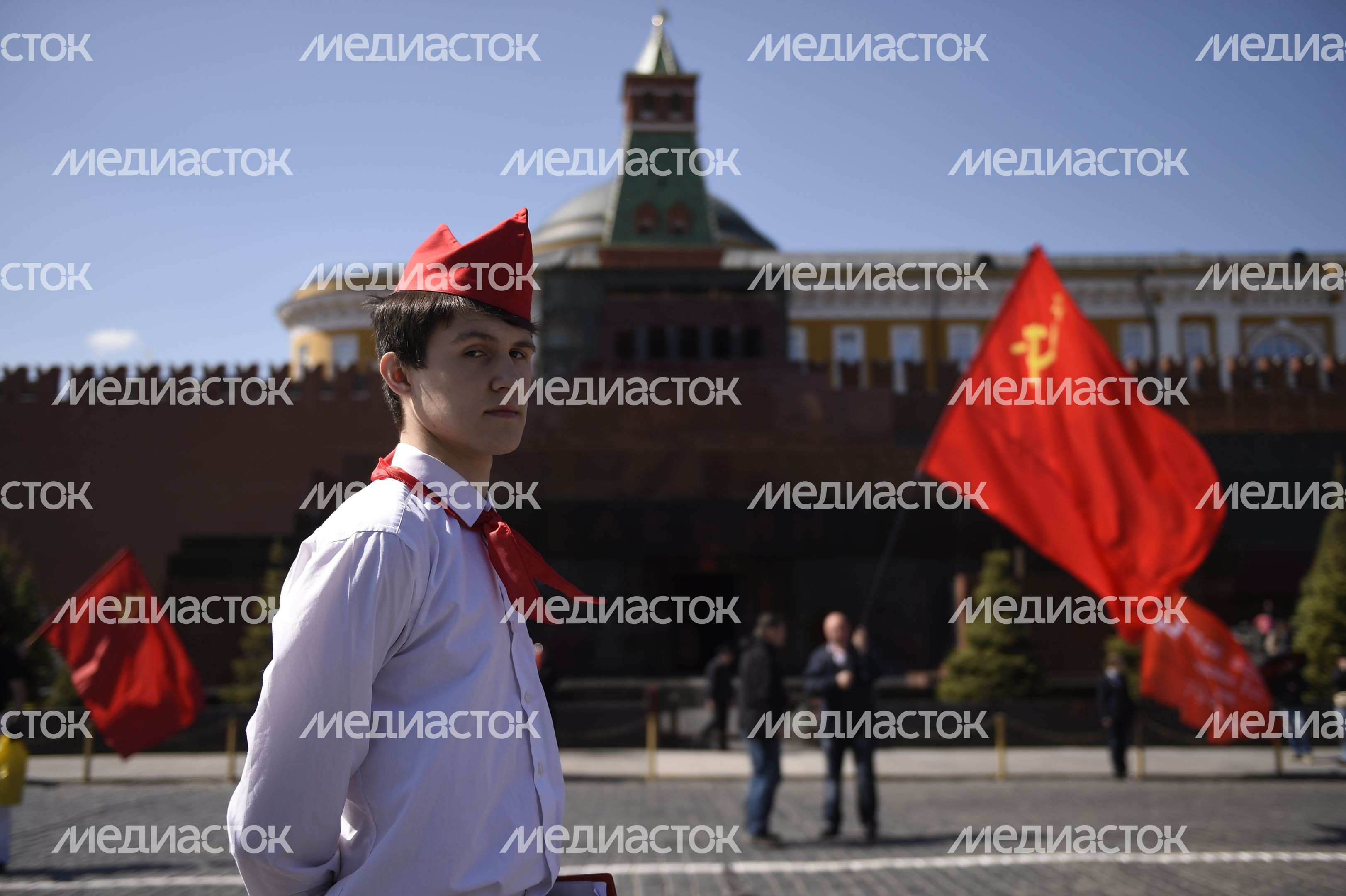 Церемония приема в пионеры на Красной площади в Москве Церемония приема в пионеры на Красной площади в Москве