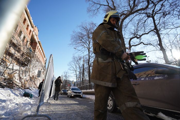 Кадры с места обрушения строительных лесов на Лубянском проезде в Москве