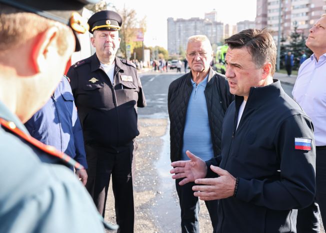 Андрей Воробьев встретился с жителями домов, поврежденных при атаке БПЛА