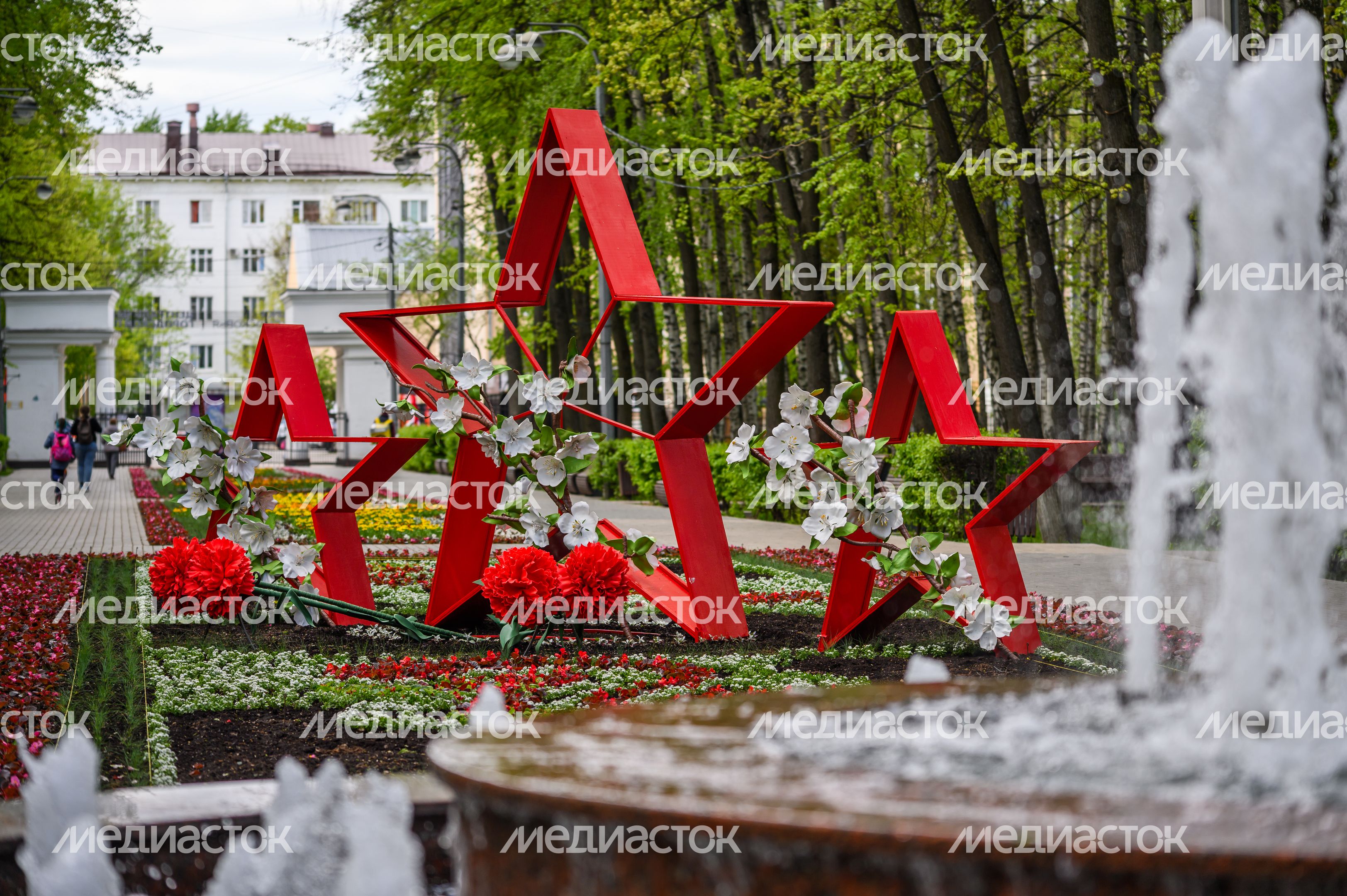 Праздничная атрибутика в Центральном городском парке Королева Праздничная атрибутика в Центральном городском парке Королева