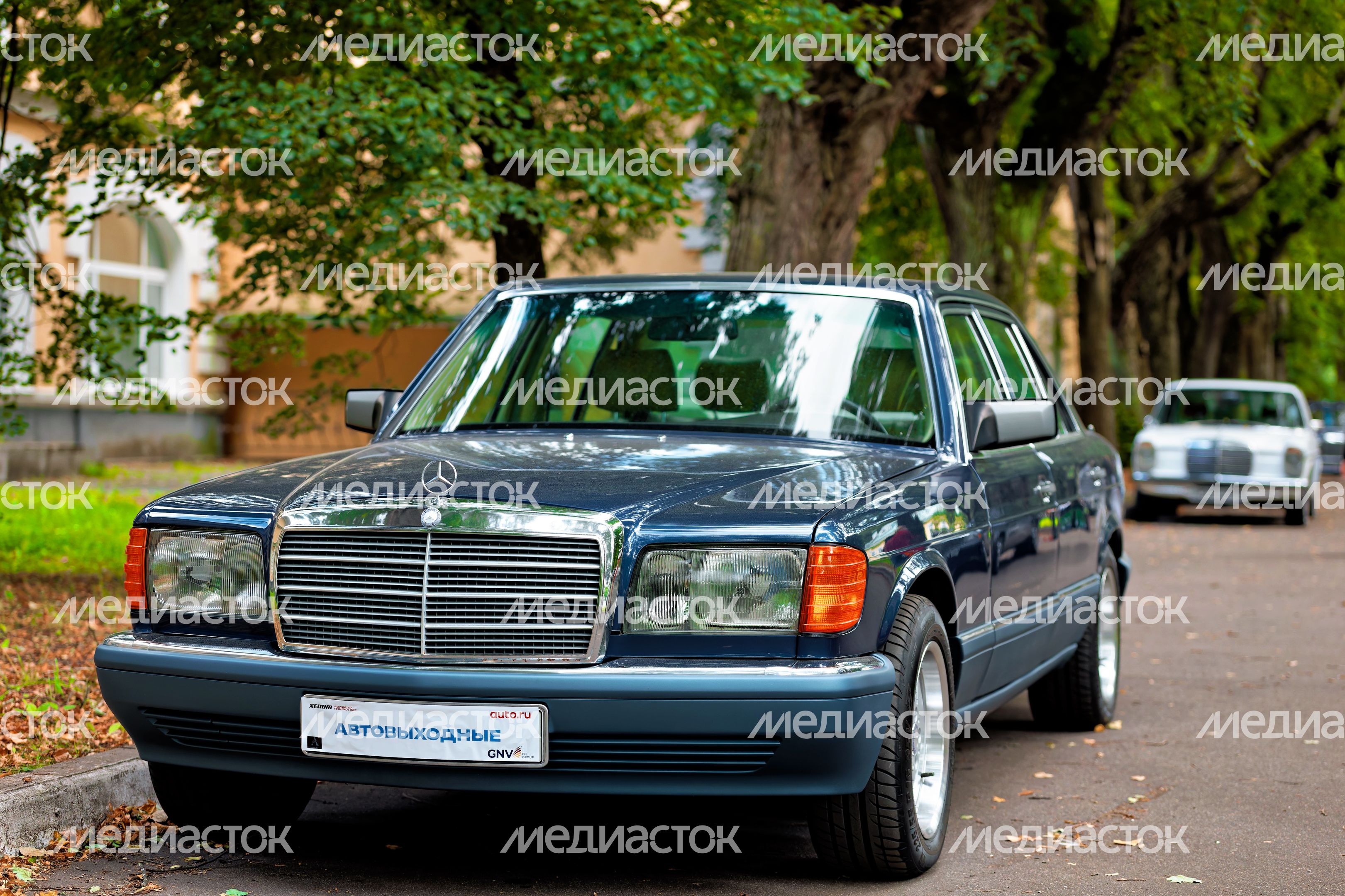 Ретроавтомобили и суперкары на автофестивале «Автовыходные в Архангельском» в округе Красногорск