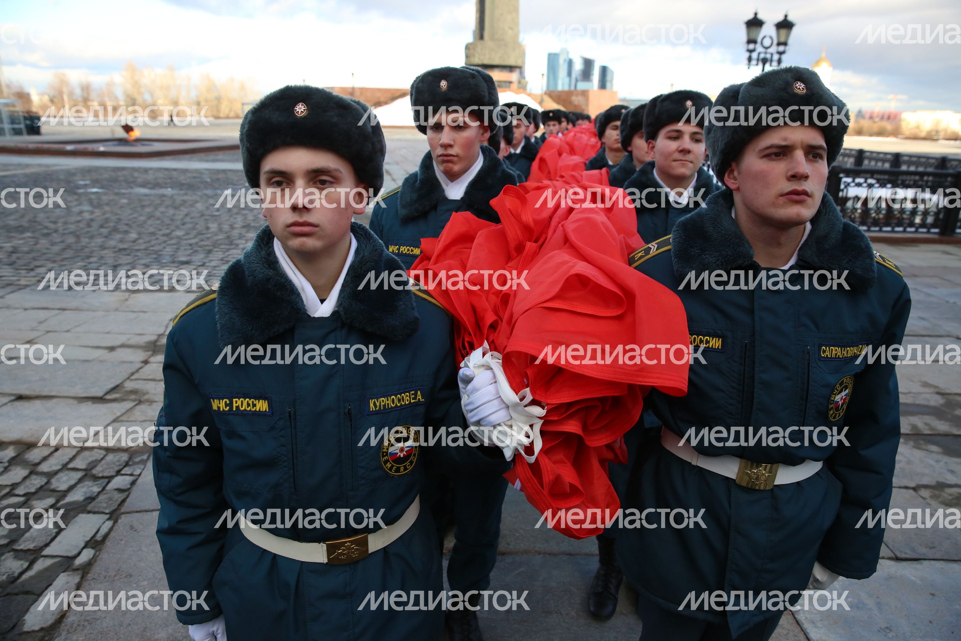Акция «Знамя Победы» на Поклонной горе в Москве