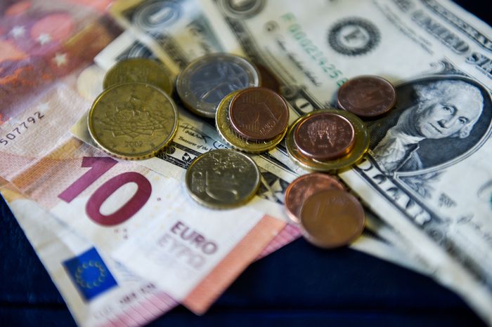Денежные купюры евро и долларов США