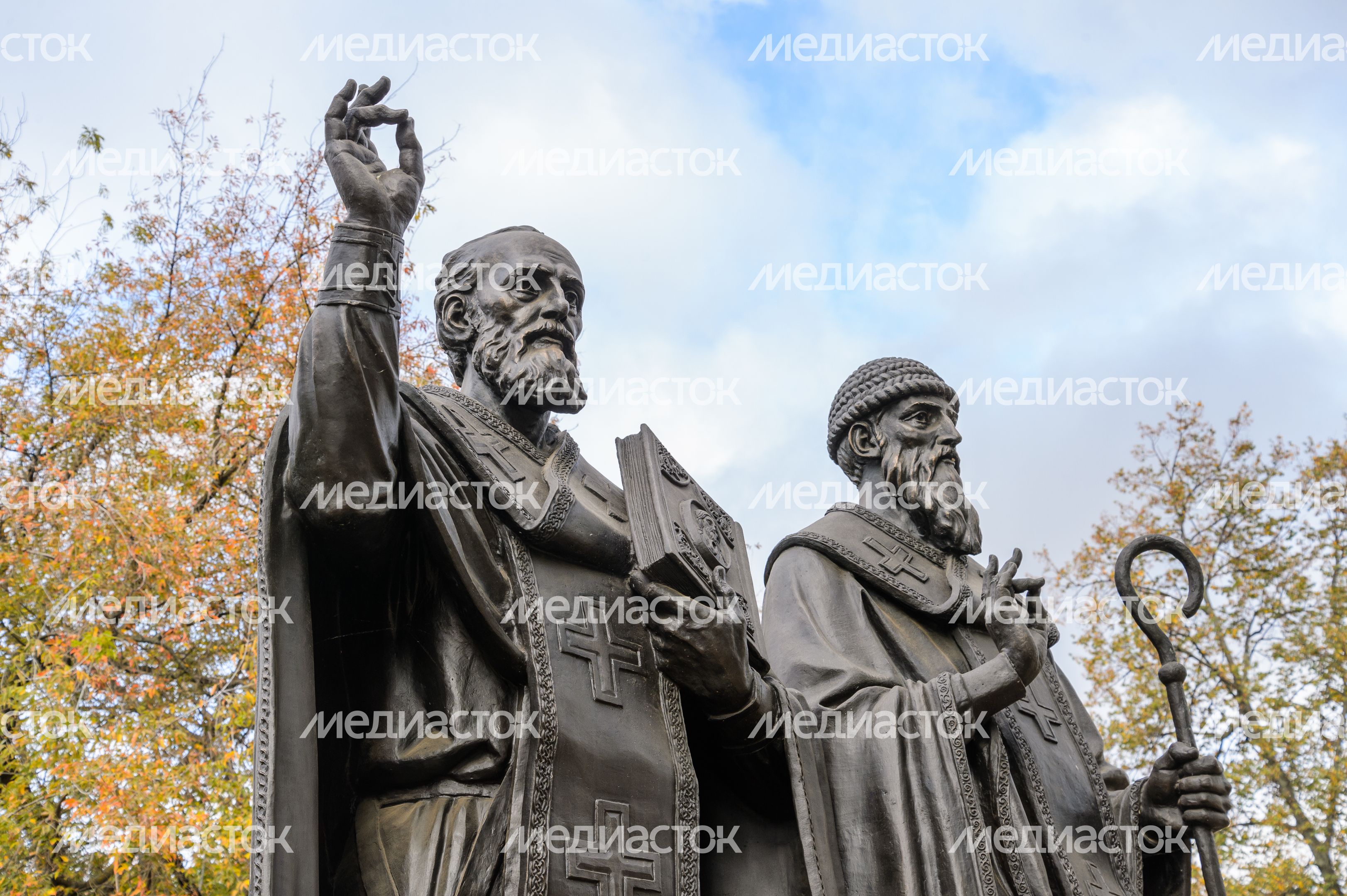 Котельники. Памятник святителям Спиридону Тримифунтскому и Николаю Чудотворцу Котельники. Памятник святителям Спиридону Тримифунтскому и Николаю Чудотворцу
