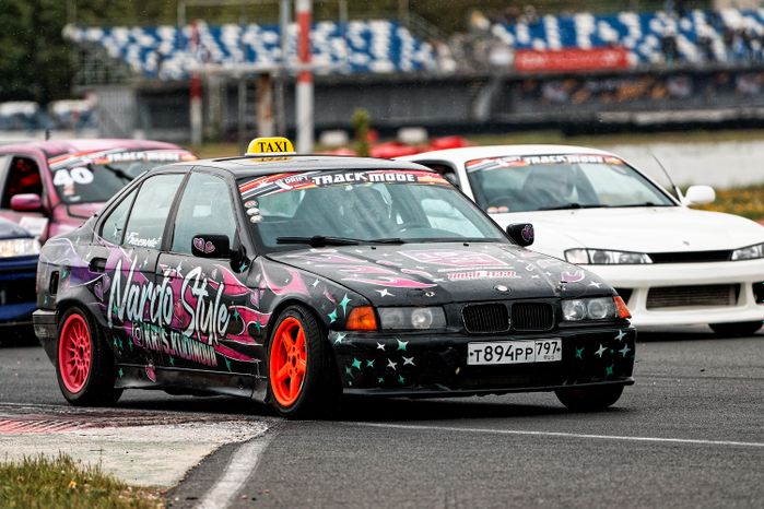 Гонка автомобилей на дрифт-фестивале скорости и драйва Drift Expo Track Mode 2025