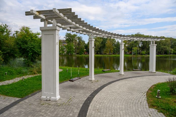 Набережная озера Пионер в парке «Здоровье» города Раменское после благоустройства
