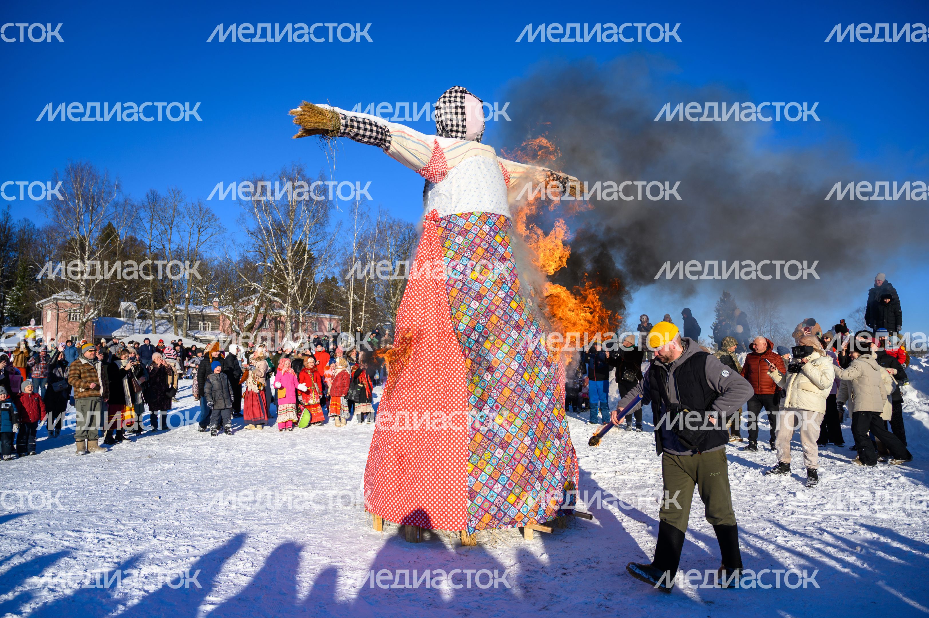 Сожжение чучела на Масленице в Мураново