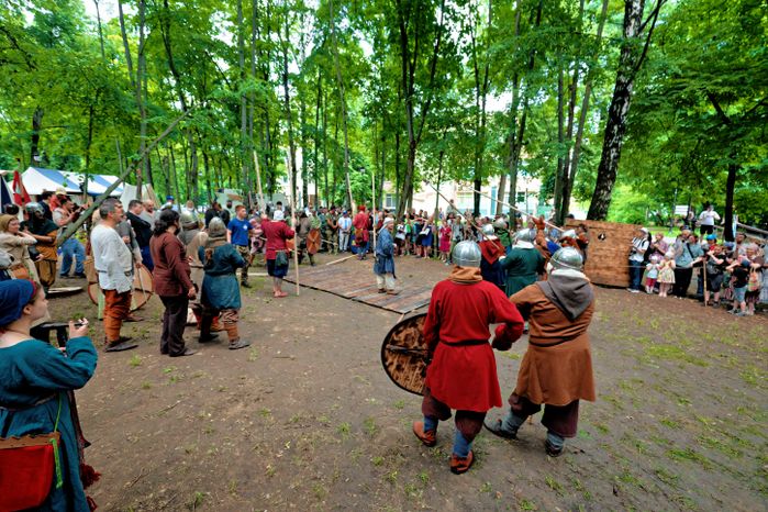 Показательный бой рыцарей на Фестивале исторической реконструкции «Наследие предков-2026» в Раменском парке