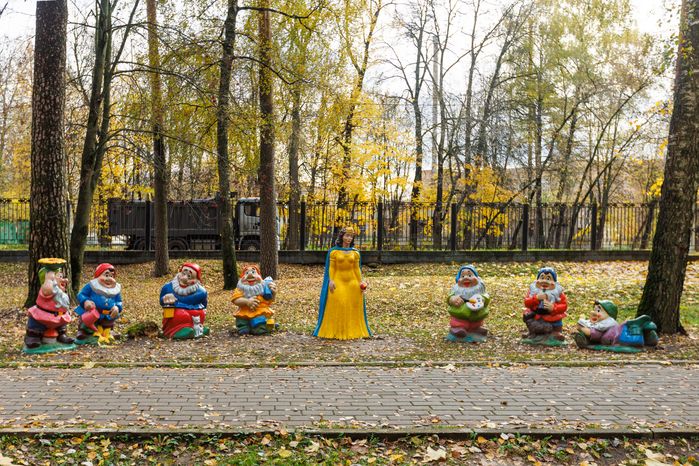 Аллея сказок в Центральном парке культуры и отдыха в Ногинске осенью
