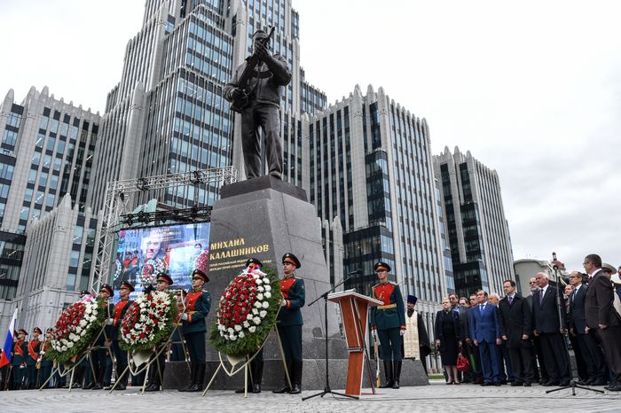 В Москве торжественно открыли памятник Михаилу Калашникову
