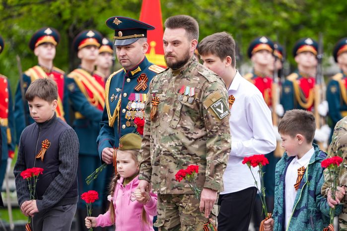 Участники специальной военной операции с детьми возложили цветы к Могиле Неизвестного Солдата