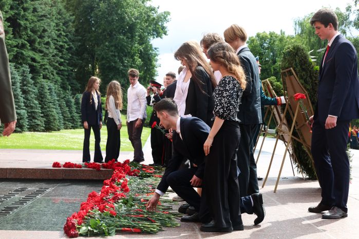 Андрей Воробьев с выпускниками подмосковных школ возложил венок и цветы в Александровском саду