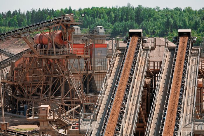 Добыча песка и щебня в Богаевском карьере у деревни Орешки Рузского округа