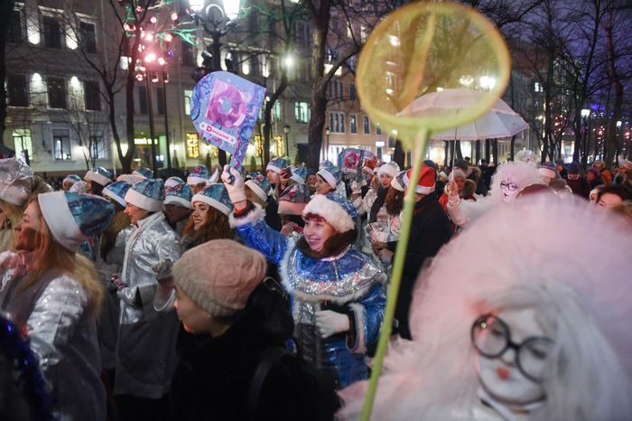 Парад Снегурочек в Москве