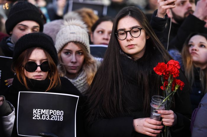 Акция в память о погибших в Кемерове на Пушкинской площади в Москве