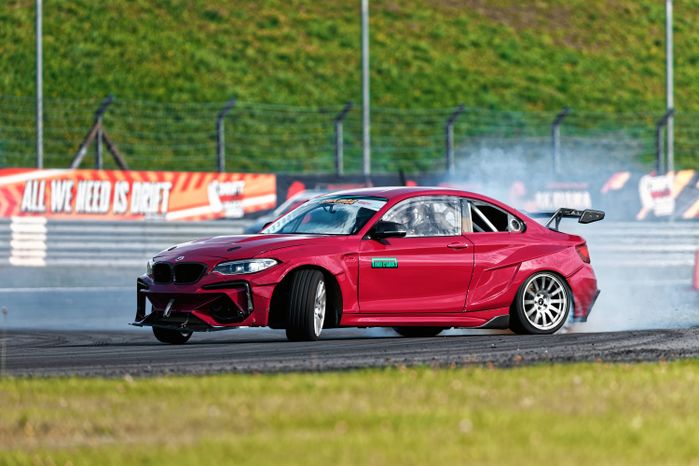 Дрифт-гонка автомобилей по автодрому Moscow Raceway на фестивале «Дрифт Экспо» в Волоколамске