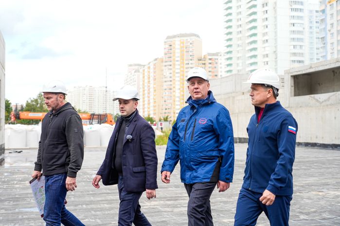 Андрей Воробьев проверил ход строительства ЦРБ в Балашихе
